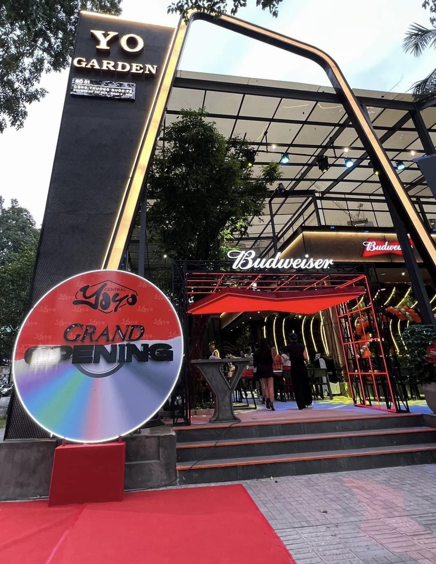 YO Garden – Không gian Beer & Food Garden đẳng cấp giữa lòng Sài Gòn, khai trương ấn tượng với thiết kế hiện đại, ánh sáng nổi bật và phong cách sôi động.