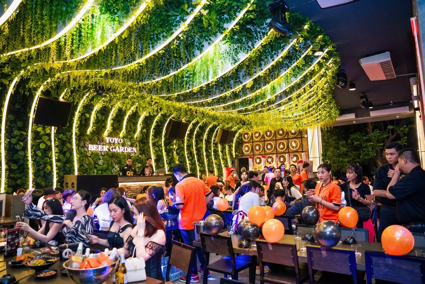 YOYO Beer Garden – Không gian giải trí sôi động với thiết kế mái vòm ánh sáng và cây xanh độc đáo, mang đến trải nghiệm ẩm thực & âm nhạc đầy cuốn hút.