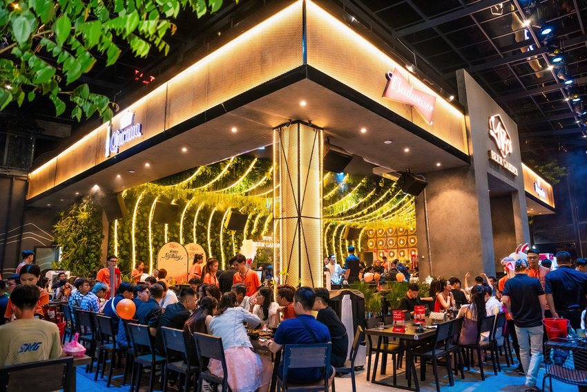 YOYO Beer Garden – Thiết kế góc nhìn ngoài ấn tượng, kết hợp ánh sáng vàng sang trọng và không gian mở, thu hút đông đảo thực khách ngay từ ngày khai trương.