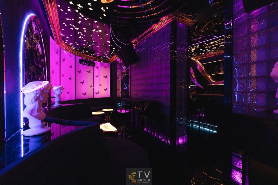 Lounge phong cách tân cổ điển hiện đại với điểm nhấn ánh sáng LED Thiết kế nội thất Lounge kết hợp tượng decor cổ điển và ánh sáng đương đại