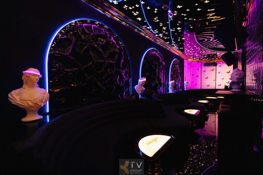 Lounge sang trọng với tường kính, ánh sáng tím và vật liệu cao cấp Thiết kế Lounge hiện đại hòa quyện yếu tố cổ điển và ánh sáng tinh tế