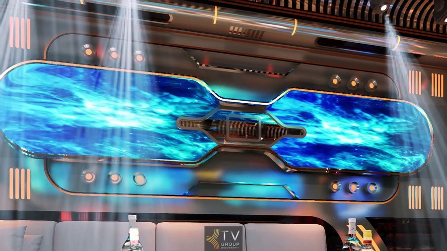 Không gian karaoke phong cách vũ trụ với hiệu ứng LED 5D tạo chiều sâu và chuyển động ấn tượng. 