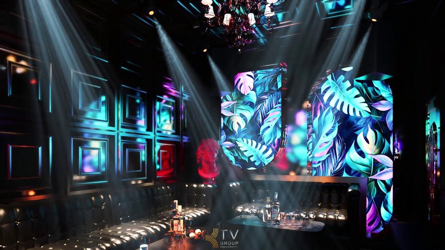 Thiết kế hiện đại kết hợp sofa da và đèn chùm tạo nên không khí giải trí cao cấp và thu hút. 5