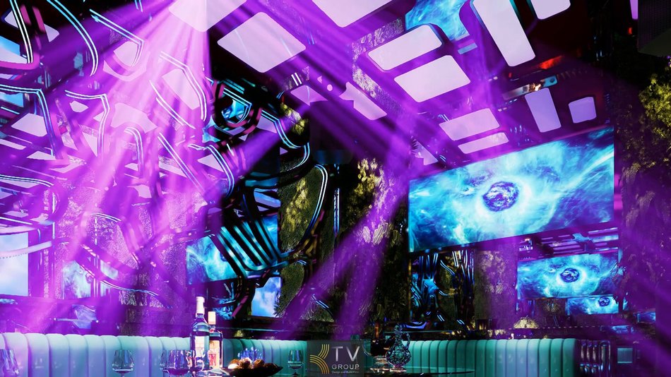 Phòng karaoke KTV ánh sáng tím hồng, màn hình LED lớn, trần thiết kế hiện đại và sofa bọc da cao cấp tạo nên không gian sang trọng cuốn hút.