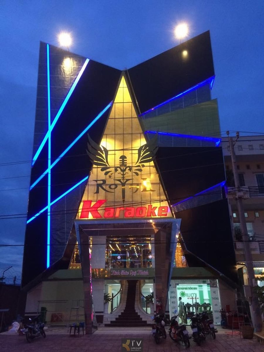 Thiết kế mặt tiền KTV Karaoke hiện đại với ánh sáng LED ấn tượng, hình khối độc đáo, thu hút khách từ xa. Giải pháp kiến trúc quảng cáo tối ưu cho karaoke. 
