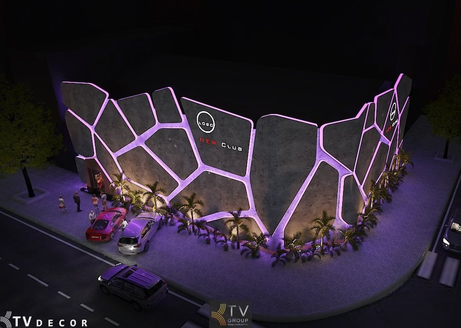 Mặt tiền NEW Club gây ấn tượng với thiết kế hình học đa giác kết hợp ánh sáng LED tím nổi bật. 