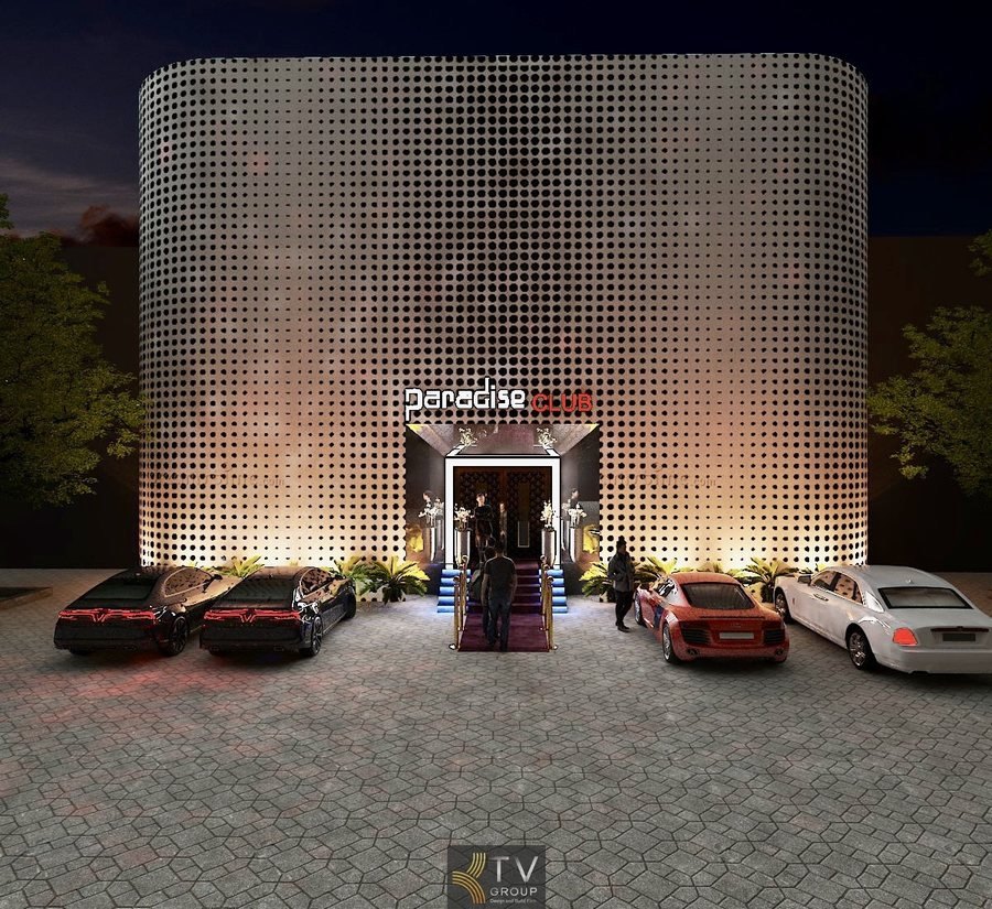 Lối vào thảm đỏ kết hợp ánh sáng hắt chân công trình giúp tăng độ ấn tượng và đẳng cấp của mô hình giải trí về đêm. 