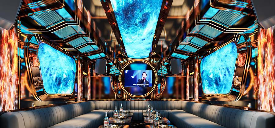 Thiết kế phòng karaoke H KTV phong cách futuristic cao cấp, trần LED bầu trời xanh nổi bật, vách màn hình nghệ thuật, nội thất sofa sang trọng, ánh sáng vàng xanh ấn tượng, không gian giải trí đẳng cấp, hiện đại.