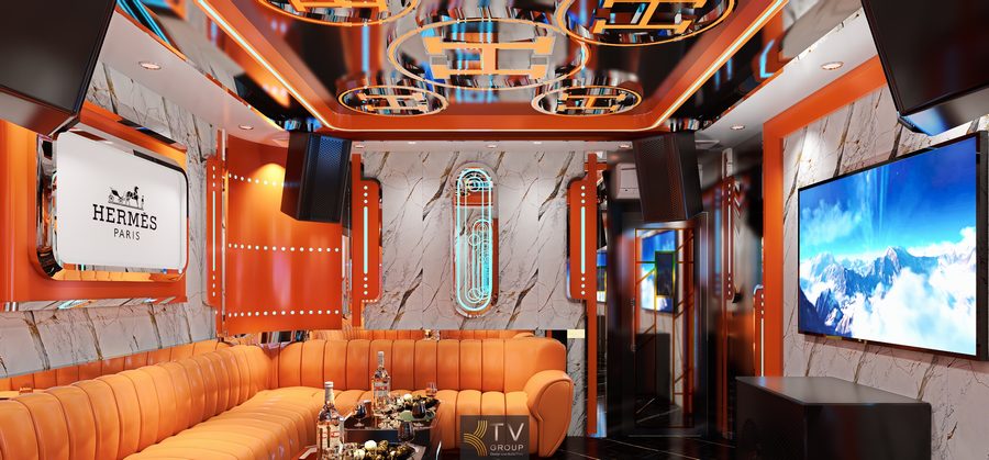 Phòng karaoke H KTV phong cách hiện đại cam nổi bật, sofa da cao cấp, vách đá marble sang trọng, màn hình lớn sắc nét, hệ âm thanh chuyên nghiệp, trần LED nghệ thuật, không gian giải trí đẳng cấp