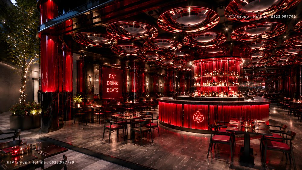 Thiết Kế Thi Công Beer Club Food Music tại TPHCM với quầy bar trung tâm, hệ trần LED nghệ thuật, nội thất hiện đại, không gian giải trí sang trọng và chuyên nghiệp dành cho mô hình F&B kết hợp âm nhạc. 