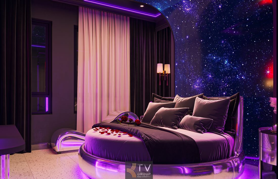 Phòng khách sạn chủ đề galaxy với giường tròn bọc nệm cao cấp, ánh sáng LED tím viền trần và tường tạo hiệu ứng không gian hiện đại, sang trọng, nổi bật