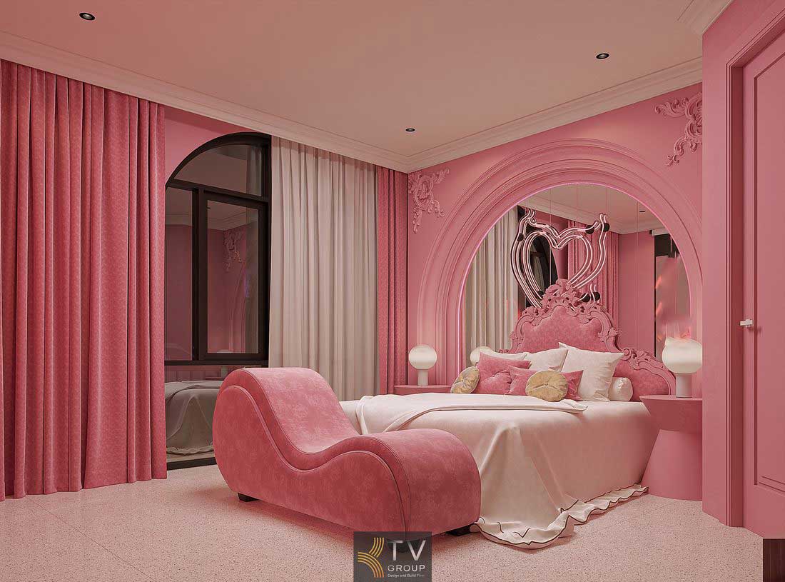 Thiết kế phòng khách sạn màu hồng với giường bo cong và ánh sáng ấm tạo không gian nghỉ ngơi ấn tượng 