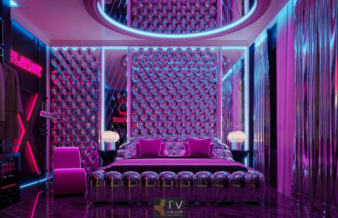 Nội thất phòng khách sạn độc đáo với giường bọc da ánh kim, đèn trang trí ánh sáng dịu, tường tạo hình 3D và hệ rèm ánh sáng giúp tăng chiều sâu và hiệu ứng không gian.