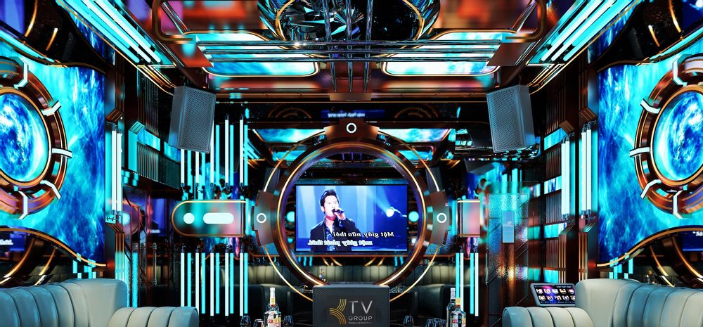 Phòng karaoke VIP phong cách Vũ Trụ LED 5D nổi bật với trung tâm sân khấu tròn, màn hình LED vũ trụ đa chiều, hệ trần ánh sáng công nghệ cao và vật liệu ánh kim sang trọng, mang đến trải nghiệm giải trí đẳng cấp, dễ vận hành, tối ưu hiệu quả kinh doanh KTV cao cấp. 