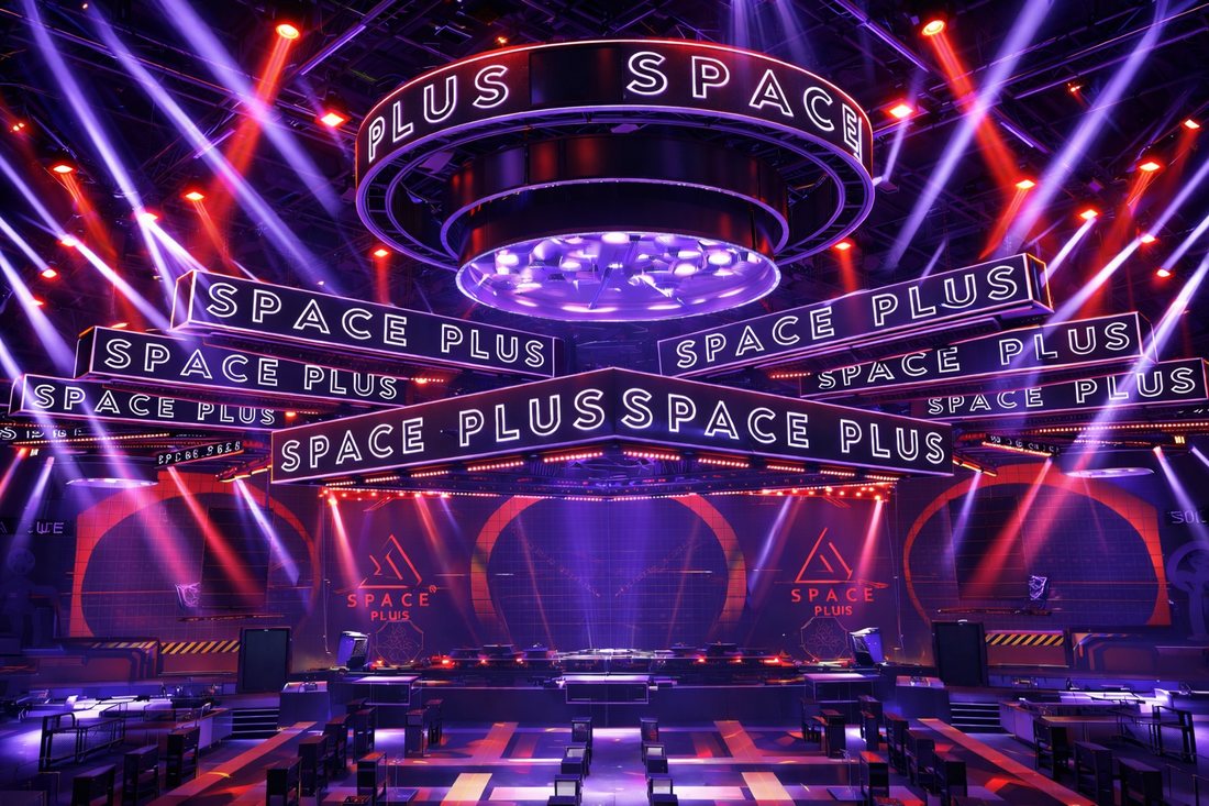 Thiết kế thi công quán Bar EDM trần LED nhiều tầng, sân khấu DJ trung tâm, hệ thống đèn beam và branding LED nổi bật không gian nightlife chuyên nghiệp. 