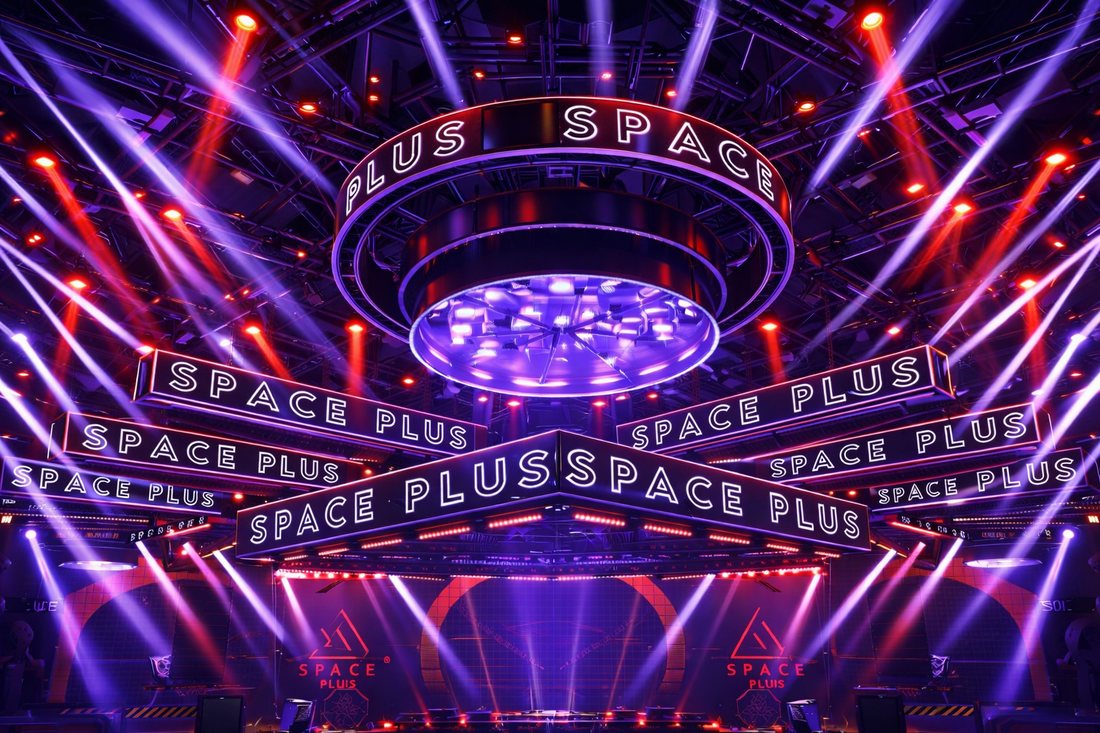 Thiết kế thi công quán Bar EDM trần LED vòng xoay đa tầng, sân khấu DJ trung tâm, hệ thống đèn beam và bảng LED branding nổi bật chuyên nghiệp. 