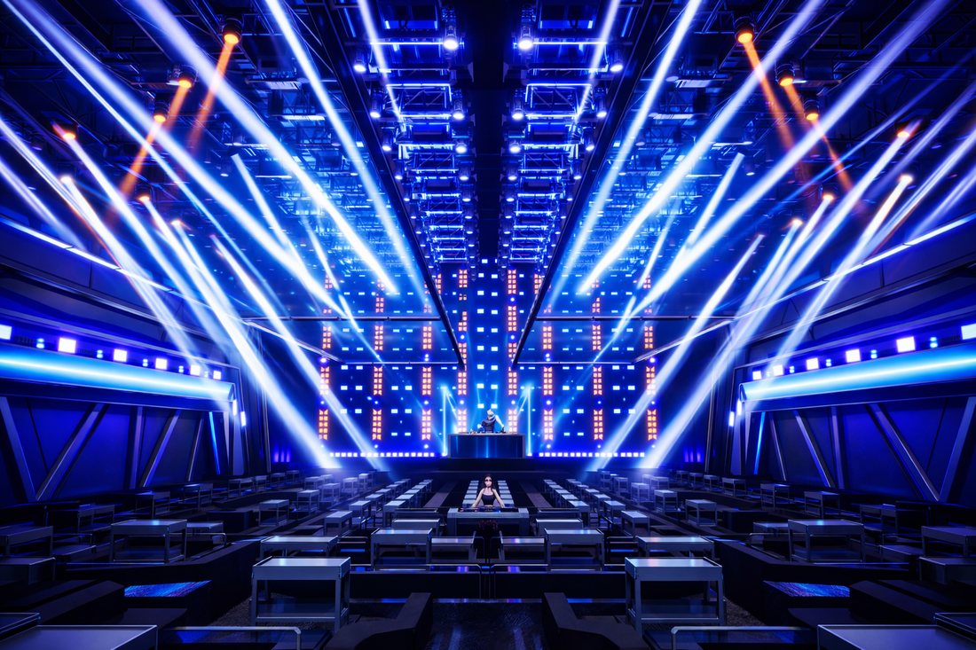 Thiết kế Bar EDM hiện đại với sân khấu DJ trung tâm, hệ thống ánh sáng beam LED xanh trắng và không gian nightclub quy mô lớn.