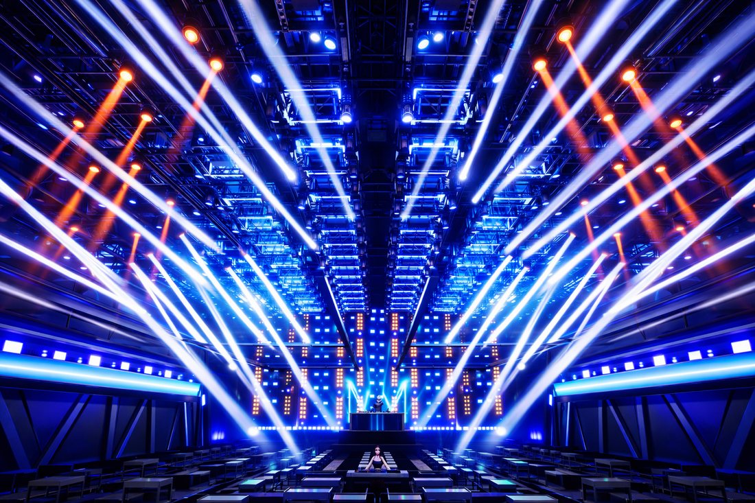 Thiết kế Bar EDM chuyên nghiệp với sân khấu DJ trung tâm, hệ thống đèn beam LED đa tầng và không gian nightclub diện tích lớn. 