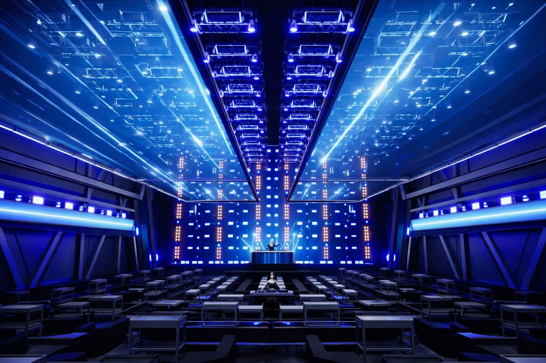 Thiết kế Bar EDM hiện đại với trần gương phản chiếu, sân khấu DJ trung tâm và hệ thống đèn LED beam công suất lớn.