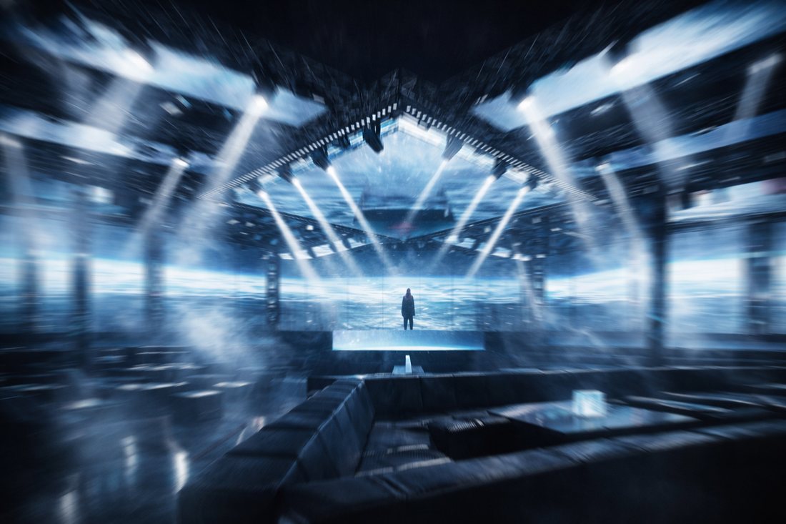 Không gian Bar EDM với sân khấu trung tâm, hiệu ứng ánh sáng chuyển động mạnh, màn hình LED bao quanh, tạo trải nghiệm thị giác bùng nổ và tối ưu vận hành club chuyên nghiệp.