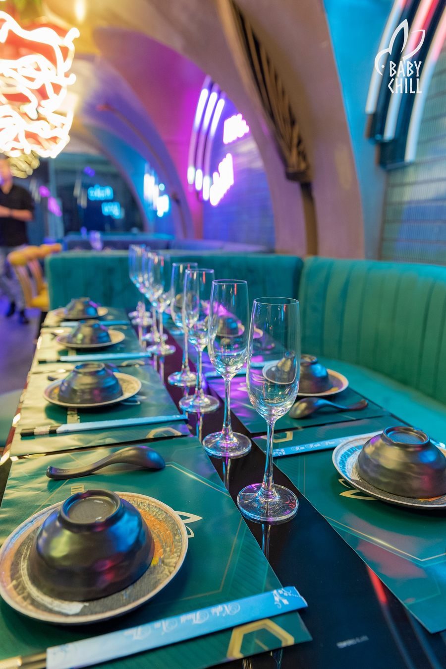 Khu vực bàn ghế nhà hàng Lounge Bar thiết kế hiện đại với tone xanh sang trọng, ánh sáng neon tím tạo điểm nhấn nổi bật và thu hút khách trẻ