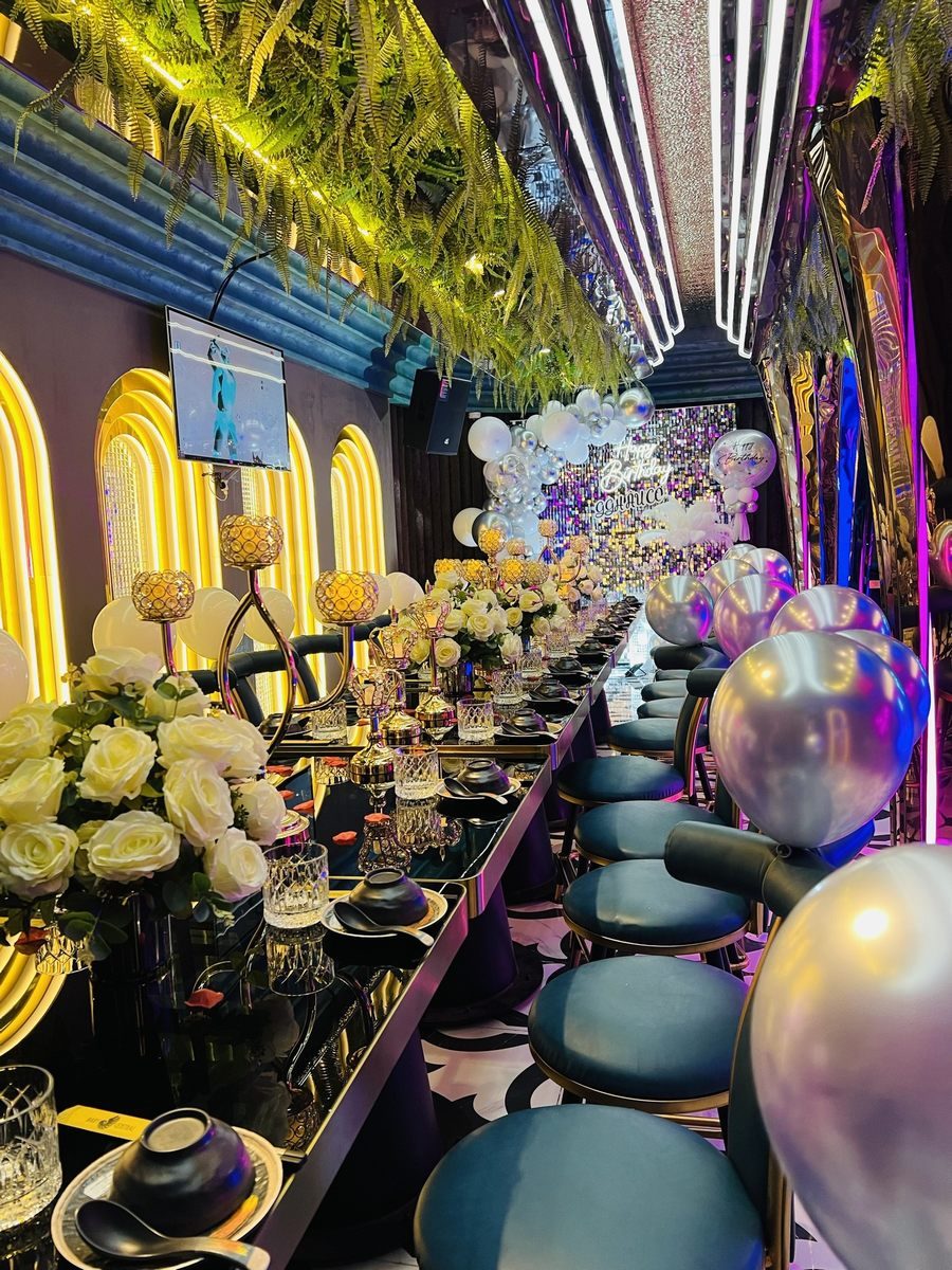 Thiết kế không gian lounge với ánh sáng đa sắc và trần uốn cong nghệ thuật, tạo điểm nhấn độc đáo cho nhà hàng