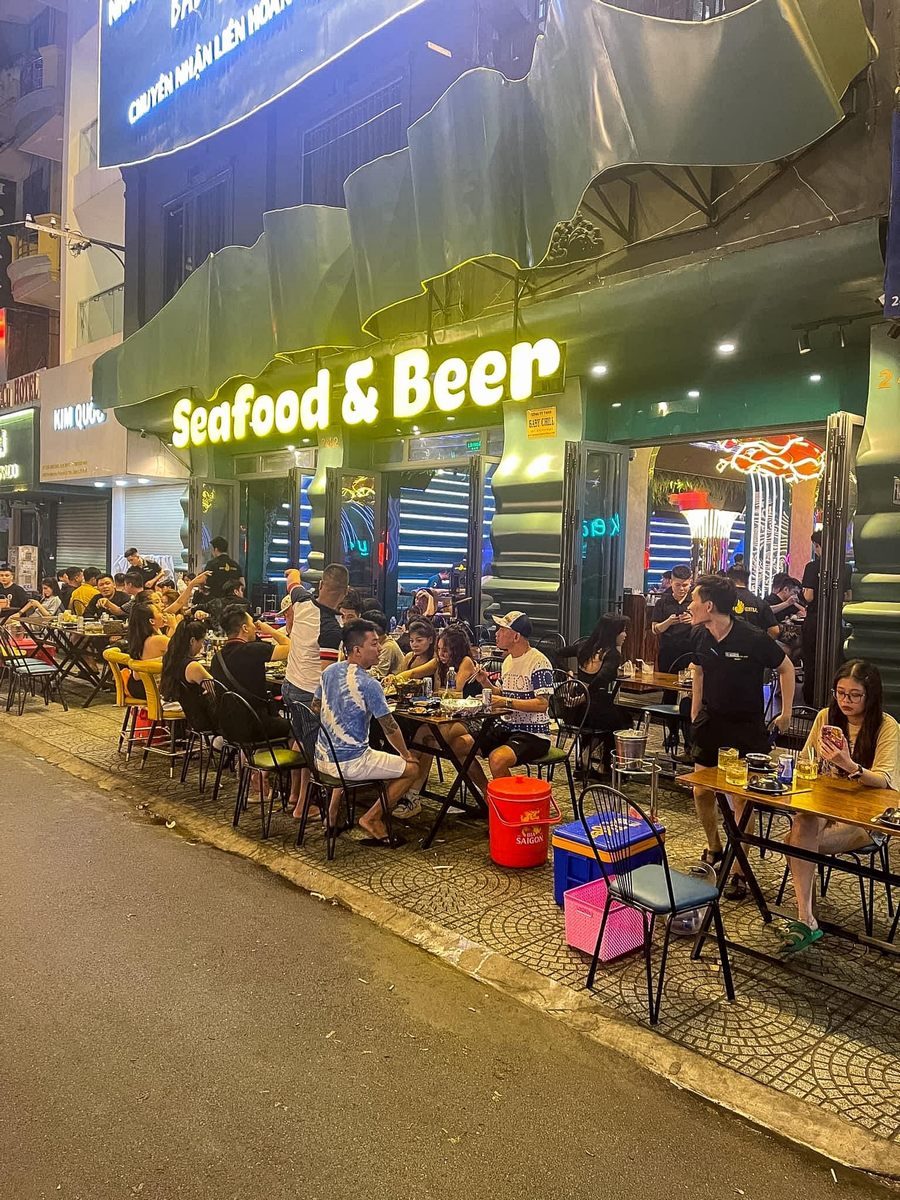 Không gian nhà hàng Lounge Bar với hệ thống đèn LED đổi màu, trần phản quang độc đáo kết hợp nội thất ghế bar hiện đại mang đến trải nghiệm giải trí ấn tượng