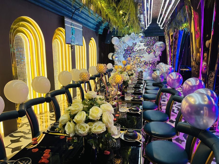 Nội thất nhà hàng phong cách hiện đại với ghế bar cao cấp, bàn mặt đá và ánh sáng neon nổi bật Không gian nhà hàng Lounge Bar với thiết kế mở, ánh sáng nghệ thuật và bố trí bàn ghế khoa học