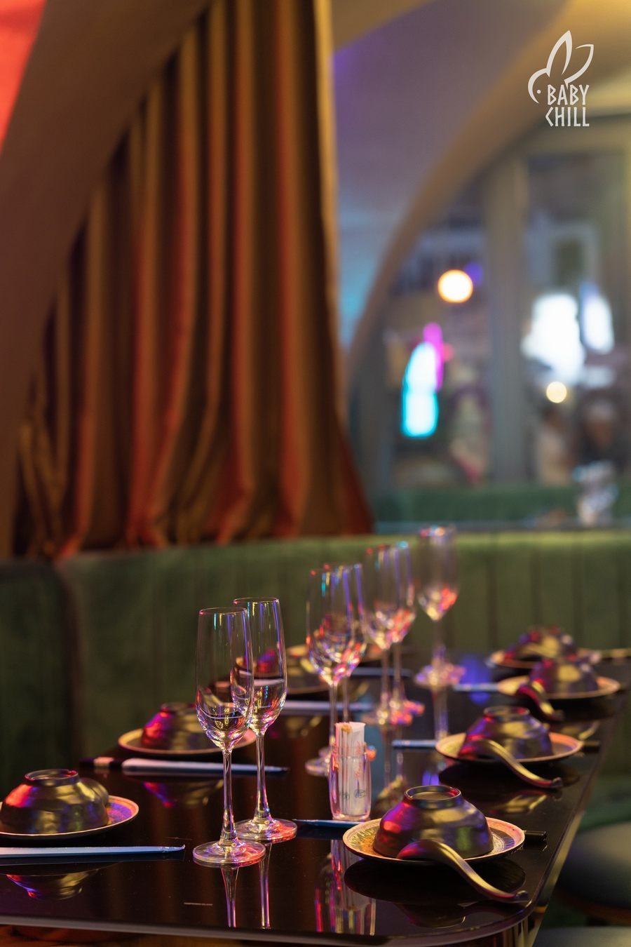 Không gian nhà hàng với thiết kế vòm ánh sáng LED độc đáo tạo điểm nhấn ấn tượng cho khách hàng Thiết kế nhà hàng Lounge Bar kết hợp cây xanh trang trí giúp không gian trở nên sinh động và cân bằng