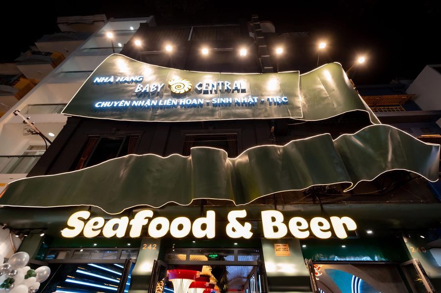 Nội thất nhà hàng hiện đại với ghế sofa và bàn ăn cao cấp, ánh sáng neon tạo cảm giác sang trọng Không gian nhà hàng với thiết kế ánh sáng nghệ thuật và nội thất hiện đại phù hợp mô hình kinh doanh Lounge Bar