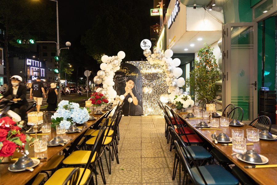 Khu vực ngoài trời nhà hàng đông khách với bàn ghế bố trí gọn gàng, phù hợp kinh doanh tại TP.HCM Không gian vỉa hè nhà hàng với thiết kế đơn giản nhưng thu hút, tạo không khí sôi động và đông khách