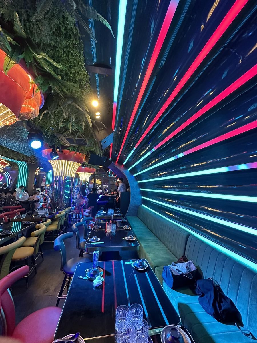 Thiết kế quầy bar và không gian lounge với hệ trần cong nhiều lớp, ánh sáng LED nghệ thuật giúp tăng chiều sâu và cảm giác cao cấp