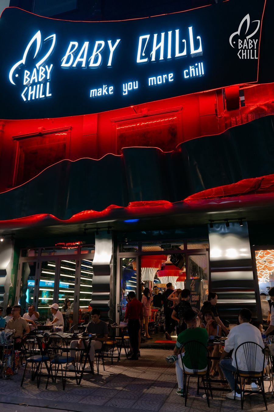 Tổng thể không gian nhà hàng Lounge Bar với thiết kế ấn tượng, ánh sáng nghệ thuật và bố cục hài hòa tối ưu trải nghiệm khách hàng