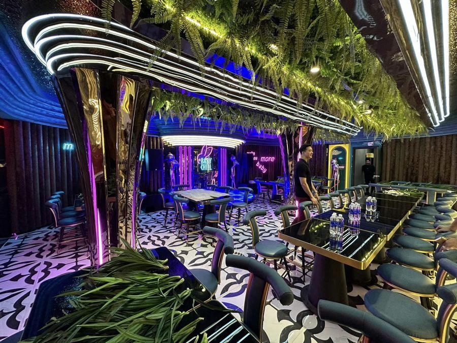 Nội thất nhà hàng Lounge Bar kết hợp ánh sáng neon và vật liệu cao cấp, tạo nên không gian giải trí sang trọng và đậm chất xu hướng