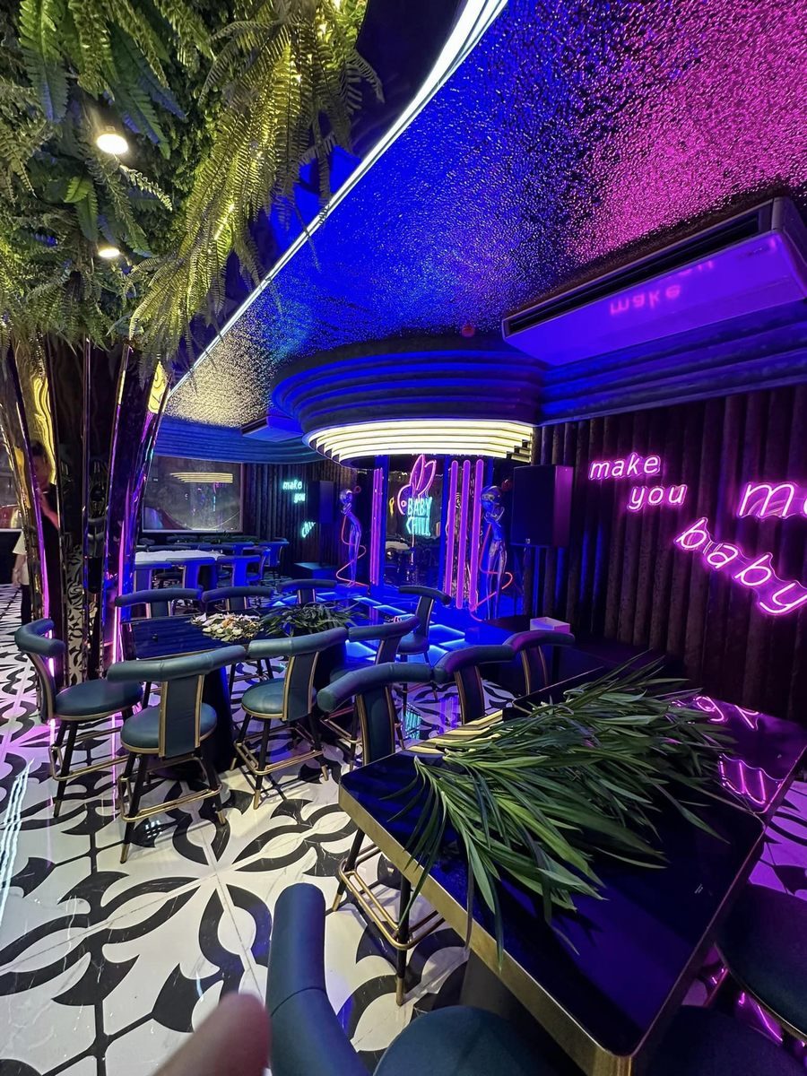 Thiết kế nhà hàng phong cách bar hiện đại với trần ánh kim, đèn LED line uốn cong và không gian mở thu hút khách hàng