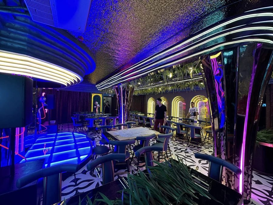 Không gian nhà hàng kết hợp bar với thiết kế ánh sáng sáng tạo, nội thất hiện đại và bố trí khoa học tối ưu trải nghiệm