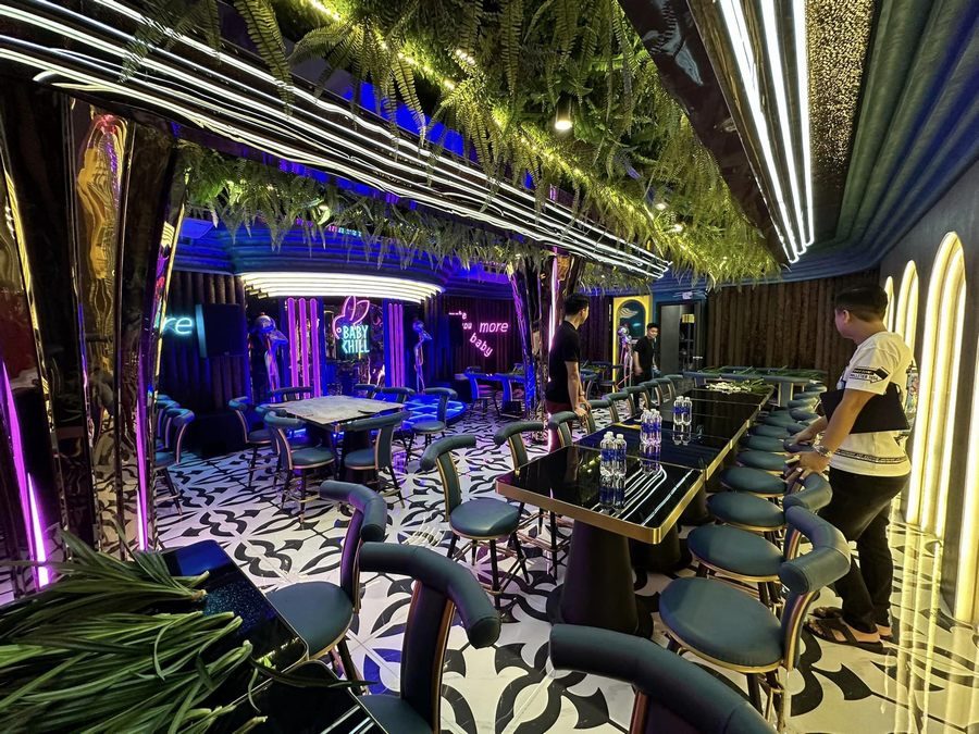 Thiết kế nội thất nhà hàng Lounge Bar cao cấp với hệ trần phản chiếu ánh sáng, tạo hiệu ứng thị giác ấn tượng