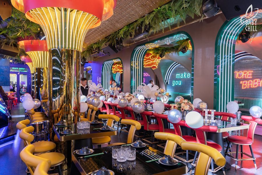 Không gian nhà hàng sử dụng đèn neon slogan độc đáo giúp tăng nhận diện thương hiệu và tạo điểm check-in thu hút