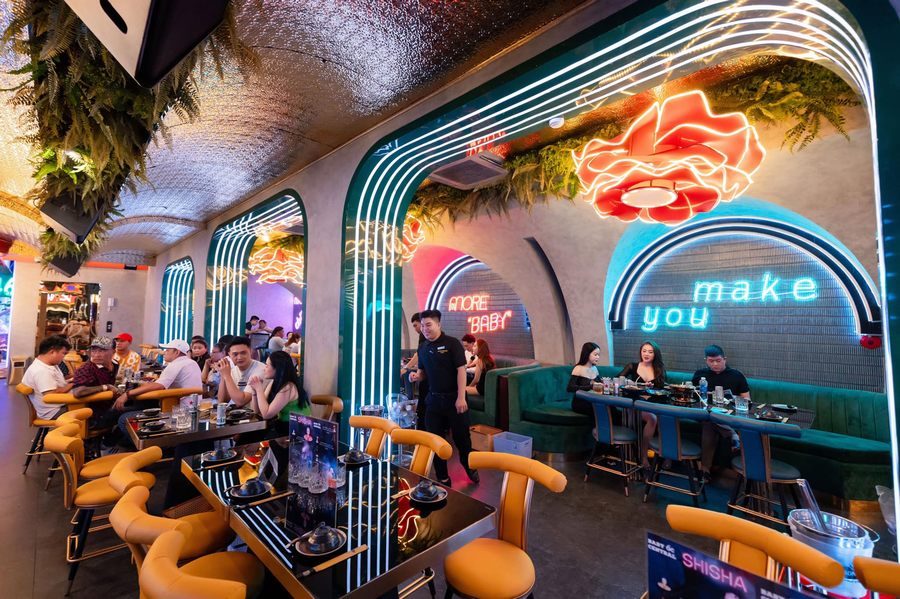 Khu vực bàn ăn nhà hàng Lounge Bar với thiết kế hiện đại, ánh sáng LED và nội thất cao cấp mang lại trải nghiệm sang trọng