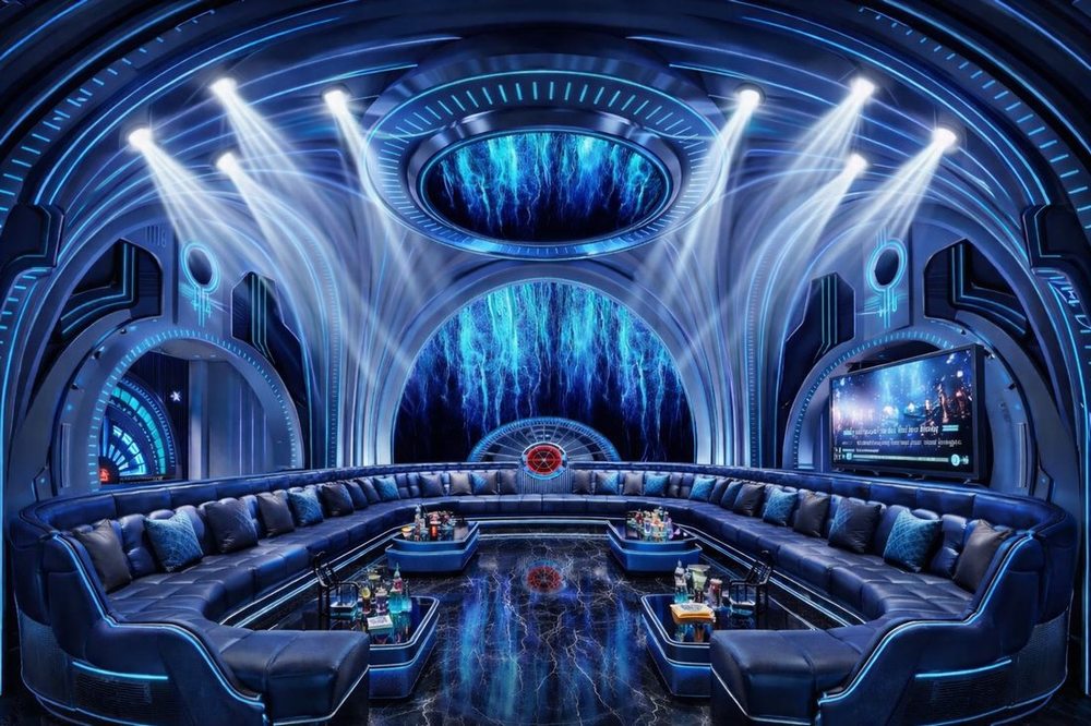 Thiết kế phòng karaoke Futuristic tông xanh với trần LED vũ trụ, ánh sáng spotlight và sofa vòng cao cấp cho không gian karaoke VIP hiện đại 