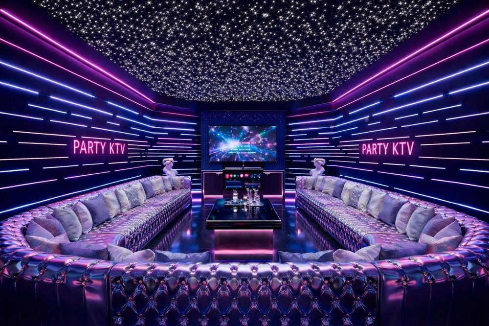 Thiết kế phòng karaoke hiện đại với trần sao LED, tường neon và sofa lounge cao cấp tạo không gian karaoke KTV sang trọng và ấn tượng 