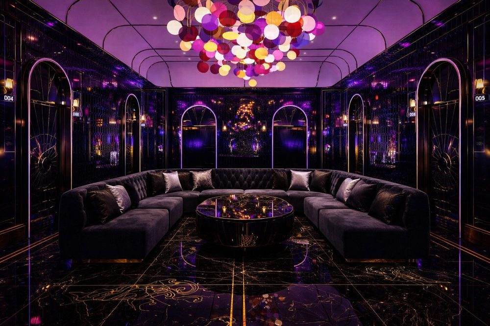 Thiết kế phòng karaoke luxury tông tím với đèn trần nghệ thuật nhiều màu và sofa nhung cao cấp cho không gian karaoke KTV sang trọng 