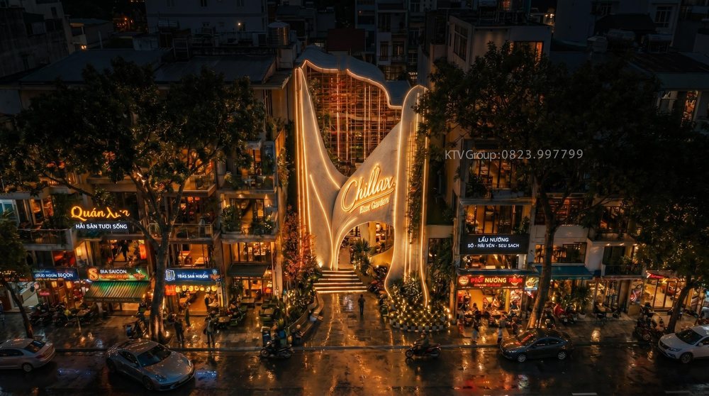 Mặt tiền Beer Club cao cấp sử dụng ánh sáng vàng warm light kết hợp kiến trúc bo cong tạo điểm nhấn sang trọng giữa phố đêm.c 