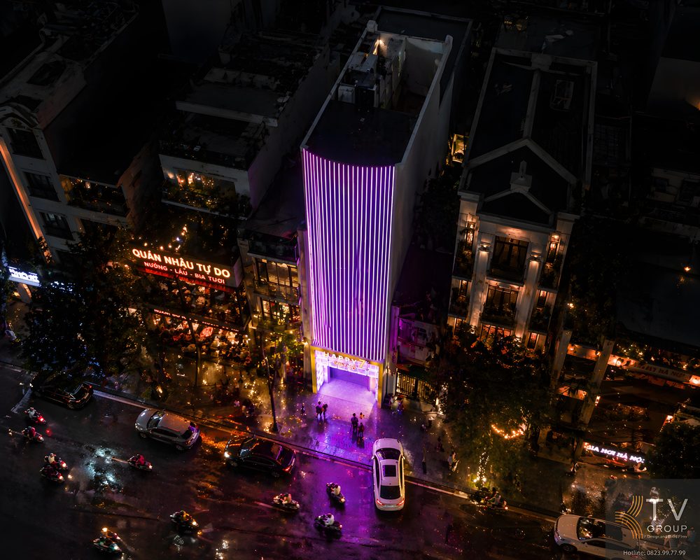 Không gian karaoke thiết kế theo phong cách club, ánh sáng LED chuyển động hiện đại, mang lại trải nghiệm giải trí sống động và cao cấp. 