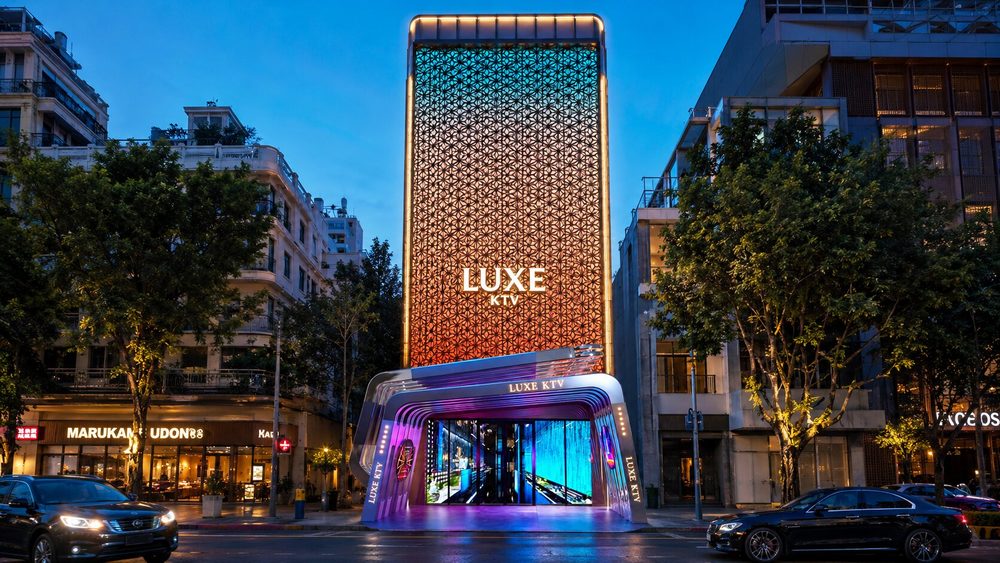 Thiết kế mặt tiền LUXE KTV cao cấp nổi bật với hệ thống LED và sảnh đón karaoke hiện đại