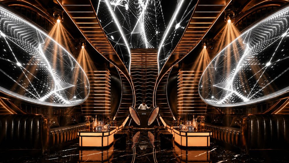 Thiết kế phòng Karaoke VIP Luxury với sân khấu DJ trung tâm, trần LED 3D, hệ thống ánh sáng Beam hiện đại, nội thất cao cấp và không gian giải trí sang trọng do KTV GROUP thiết kế thi công.