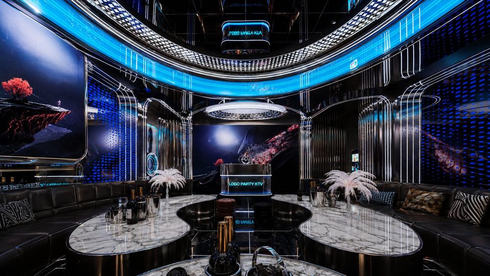 Thiết kế phòng Karaoke VIP Luxury với trần LED hiện đại, nội thất cao cấp, bàn đá sang trọng, màn hình LED nghệ thuật và hệ thống âm thanh ánh sáng chuyên nghiệp do KTV GROUP thiết kế thi công.