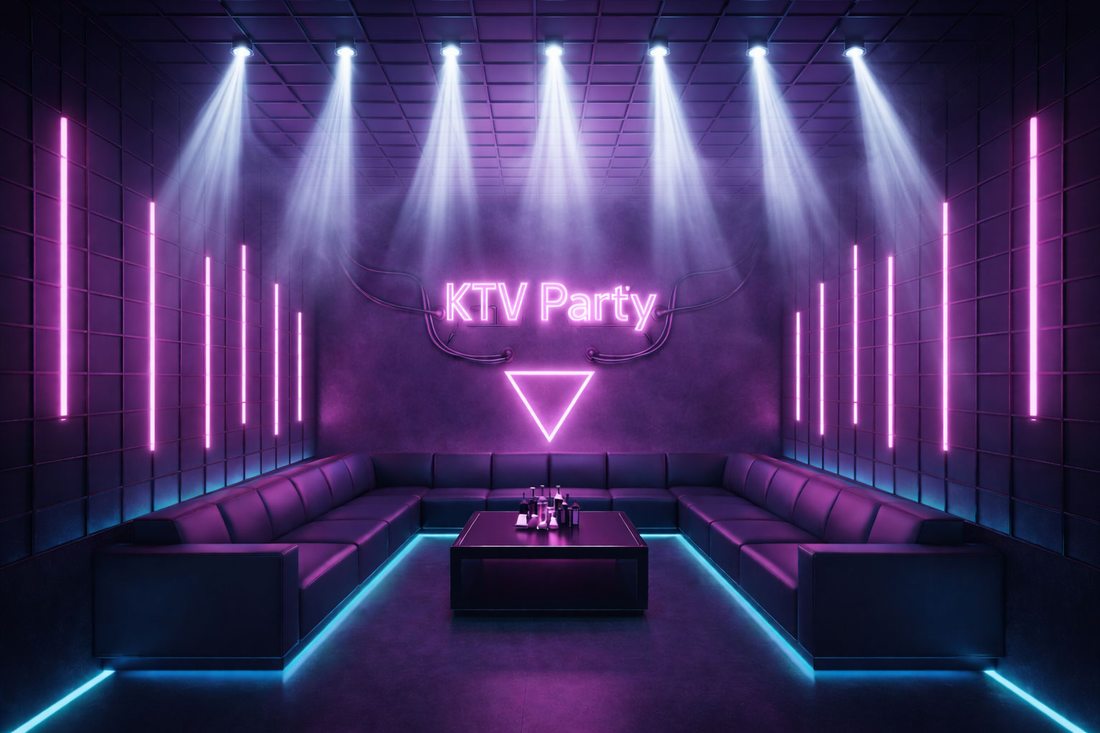 Không gian phòng karaoke KTV được thiết kế theo phong cách club hiện đại với ánh sáng LED tím và xanh nổi bật. Hệ thống đèn chiếu trần tạo hiệu ứng sân khấu sống động, giúp phòng hát trở nên cuốn hút và đầy năng lượng. Sofa dài bố trí xung quanh phòng tạo cảm giác thoải mái cho khách hàng khi tụ họp, hát karaoke và tổ chức các buổi party giải trí. 