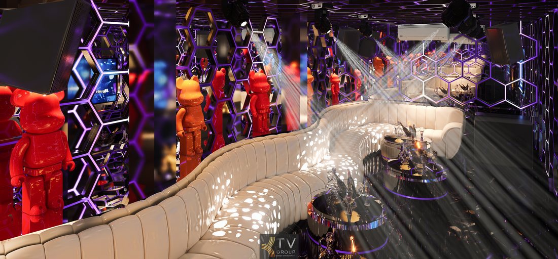 Mẫu phòng karaoke VIP Concept Hexa Neon Matrix gây ấn tượng mạnh với hệ trần và vách trang trí hình học 3D kết hợp LED đa sắc. Ánh sáng chuyển động tạo chiều sâu không gian, nâng tầm trải nghiệm thị giác và âm thanh. Thiết kế phù hợp mô hình KTV cao cấp, giúp thu hút khách trẻ, tăng nhận diện thương hiệu và tối ưu hiệu quả kinh doanh. 