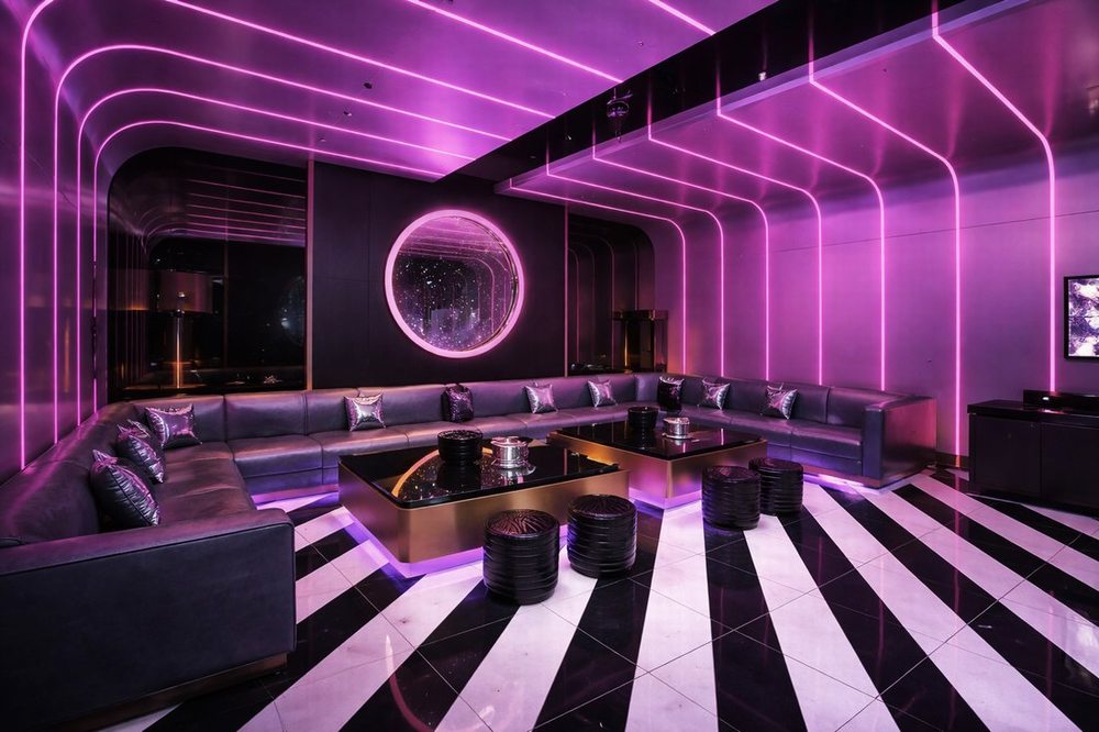 Mẫu thiết kế karaoke KTV sang trọng với hệ thống âm thanh ánh sáng chuyên nghiệp trong giải pháp thi công karaoke trọn gói cho quán karaoke hiện đại. 